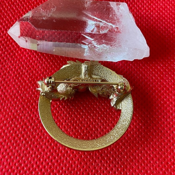 Two costume brooches and one costume ring, size seven. - Picture 7 of 8